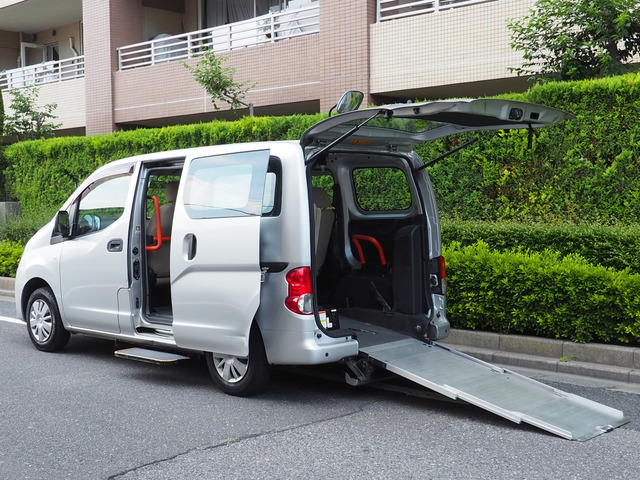 NV200バネットバン  福祉車両 スロープ 車椅子1名 7人乗り