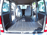 リアシートを倒して荷室にした状態です。軽箱バンとしては荷室も大きな荒れもなくハイルーフなので沢山のお荷物が積めます。メンテナンスもきちんと行われていた記録シールが有りました。簡易清掃と消毒済みです