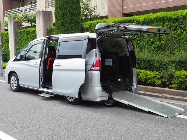 セレナ 2.0 B チェアキャブ スロープタイプ 車いす1名 送迎仕様 福祉車両 チェアキャ...