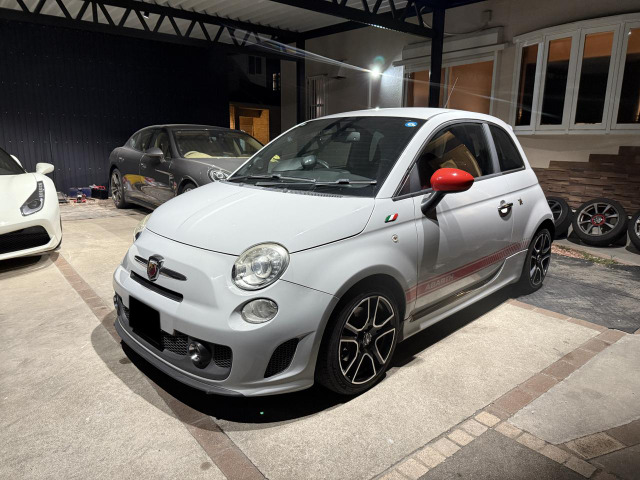 アバルト500  1.4T、5速MT、赤内装右H、4人乗り