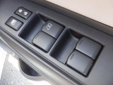 パワーウィンドウは運転席のスイッチのみオート機能も装備されております。ウィンドウロックも装備されているので、お子様と一緒の時も安心ですね。