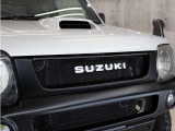 クラシカルなSUZUKIエンブレムを配置したメッシュグリルはレトロでオシャレな印象を与えてくれます。