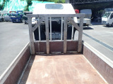 最大積載量:2000kg 荷台に木製の鳥居あり。アオリ三方上部、木で保護されています。