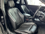 運転席シート/人気の本革黒内装です!メモリー付きパワーシートでドライビングポジションも細かく設定可能です!