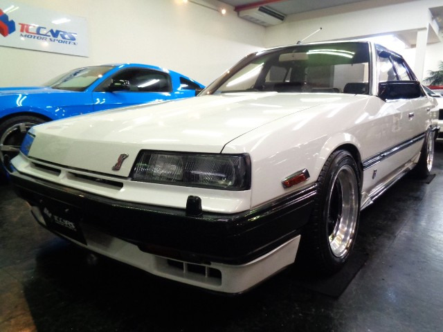 スカイライン 2.0 RS-X ターボ 後期型鉄仮面ターボCホワイトカラー