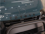 グリルをマットブラックに塗り分けペイントしております。グリル上部には人気のクラシックTOYOTAエンブレムを装着し当店こだわりのカスタムを施しております。
