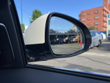 死角にいる車両を検知し、知らせてくれるブラインドスポット装備!