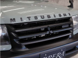 グリル上部に人気のクラシックMITSUBISHIエンブレムを装着し、マットブラック塗り分けペイントで当店こだわりのカスタムを施しております。