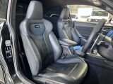 運転席シート/人気のコンペティション黒内装です!メモリー付きパワーシートでドライビングポジションも細かく設定可能です!