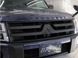 グリル上部に人気のクラシックMITSUBISHIエンブレムを装着し、マットブラック塗り分けペイントで当店こだわりのカスタムを施しております。