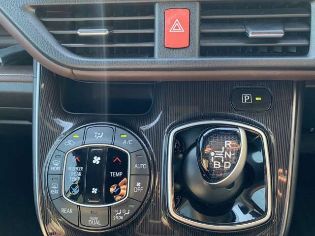 トヨタ エスクァイアハイブリッド 1.8 Gi プレミアムパッケージ 9