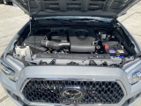 エンジンルームになります。程度の良いお車ですので、現状機関に全く問題はございません。記録的な猛暑が続きますが、エアコンも問題ないですよ。