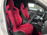 運転席シート/レッドカラーが目を引くセミバケットシート!サポートもしっかりしていますが、座り心地も肌触りも良い生地となっています。