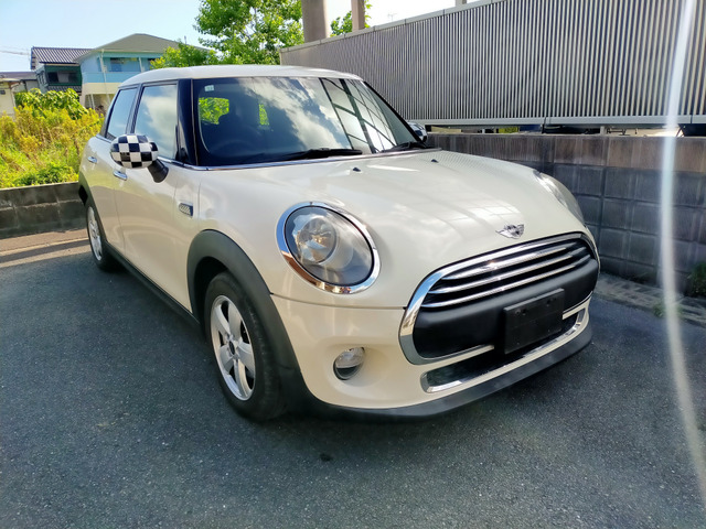 ミニワン人気の5ドアのMINIです!