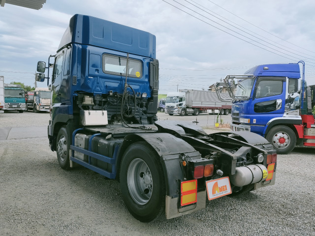 日野プロフィアトレーラーヘッドですいろいろ手を加えています 日野プロフィアトレーラーヘッドですいろいろ手を加えています