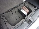 カーゴルーム床下収納付き。