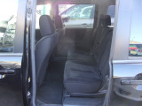 セカンドシートはベンチタイプ。