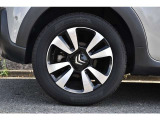 【気持ち良くご納車致します】仕上げ専門スタッフによる、専用ポリッシャーによるボディの磨き仕上げ、ホイール、タイヤハウス内側の清掃、内装の抗菌クリーニング、各部スイッチ、ハンドル、細部の清掃を行います。