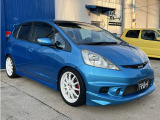ブレーキローターはAftermarketのスリッドローターへ換装されております。スリッドローターはやっぱりかっこいいですね。ブレーキ性能も上がるので一石二鳥です。色々カスタマイズされたお車になっております。