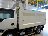 荷台内寸:304×158×122 新明和/DD2-0110SY 深ダンプ 土砂禁 リア3枚扉(上部観音扉) 自動シート付 リアアオリ左右ピン差し加工 床前水抜き穴1対 前立てプロテクターアルミ縞鋼板張り