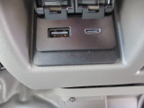 USB電源ソケットが2個付いているので便利です。