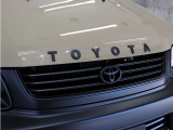 グリル上部に人気のクラシックTOYOTAエンブレムを装着し、グリル自体もマットブラック塗装済みとなっております。当店こだわりのカスタムを施しております。