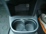 運転席・助手席から届きやすい位置にも、ドリンクホルダーあります☆2個つき(^▽^)/