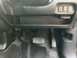 足元広々!すいません運転席フロアマットは少し破れてきております♪♪