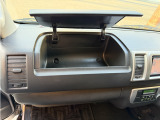 助手席側ダッシュボード上には小物入れが装備されており、車内整理に重宝致します。収納箇所が多いグレードの為、荷物を沢山積みたい方には是非お勧めです。