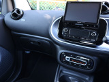 ナビゲーションシステム[地デジTV内蔵/SDカード対応]や音声タイプETC車載器、コックピットクロック&レブカウンター、オートエアコンなどオプション装備を含め充実の装備内容となっております!!