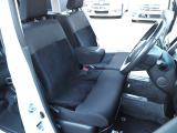 運転席と助手席の真ん中のひじ掛けには小物入れが付いていますので便利です ベンチシートでどちらからのドアからでも簡単に乗り降りできますし足元も広々で窮屈さがありません。