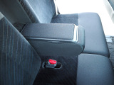 運転席と助手席の真ん中のひじ掛けには小物入れが付いていますので便利です ベンチシートでどちらからのドアからでも簡単に乗り降りできますし足元も広々で窮屈さがありません。