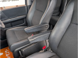 フロントシート左右はアームレスト付になりますので、リラックスした姿勢でも運転が出来て快適です。※助手席アームレストの切れは補修するので切れは無くなります。