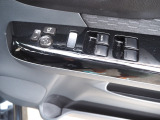 運転席ドアにある電動収納ミラーのスイッチと全窓のパワーウインドウとドアロック&窓ロックのスイッチです