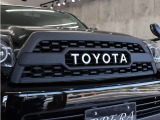 USトヨタ・タコマ仕様の新品グリルを装着しフロントフェイスの印象チェンジを施しております☆
