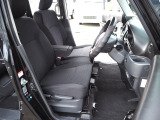 運転席と助手席の真ん中のひじ掛けには小物入れが付いていますので便利です ベンチシートでどちらからのドアからでも簡単に乗り降りできますし足元も広々で窮屈さがありません。