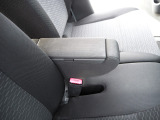 運転席と助手席の真ん中のひじ掛けには小物入れが付いていますので便利です ベンチシートでどちらからのドアからでも簡単に乗り降りできますし足元も広々で窮屈さがありません。