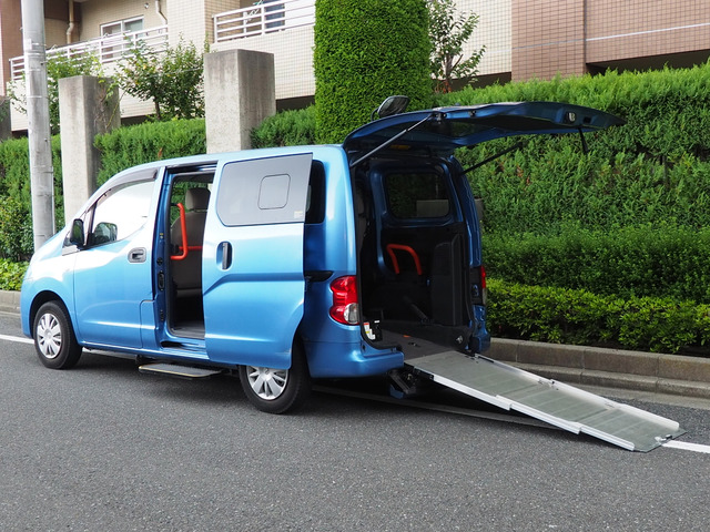 NV200バネットバン  福祉車両・手動スロープ・車いす1名・7人