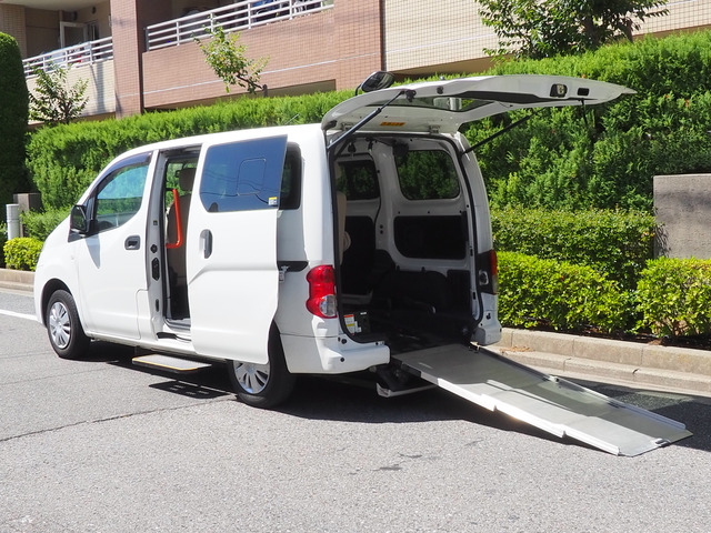 NV200バネットバン  スロープタイプ 車イス2名仕様 6人乗り