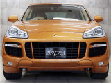 ハイレベルなスポーツ性能とオフロードでの走行性能を併せ持つハイパフォーマンスSUV、ポルシェカイエンGTSが入庫しました。