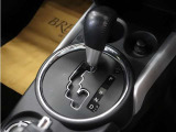 操作のし易いシフトレバーになります。シフト周りも綺麗な状態を保っております。