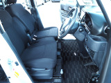 運転席、助手席シート共、室内も荒れのない綺麗な状態です。丁寧に使われていたことがよくわかります。是非一度お車をご覧下さい。お車は1台限りで気になりましたら、09046440671迄、お電話予約下さい