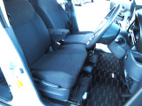 綺麗な室内ですね。運転席と助手席の真ん中のひじ掛けには小物入れが付いていますので便利です ベンチシートでどちらからのドアからでも簡単に乗り降りできますし足元も広々で窮屈さがありません。