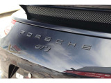 ロゴ、モデルバッジ共にブラックアウトされています。