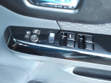 運転席ドアにある電動収納ミラーのスイッチと全窓のパワーウインドウとドアロック&窓ロックのスイッチです