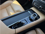 パーキングブレーキは電動式となり、オートホールドブレーキにも対応しております。もちろん車内に不快な匂い等ございません。