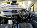 FIAT500から強くインスピレーションを受けたインテリアとなり、広い室内には便利な収納スペースもございます。