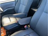 運転席と助手席にはアームレスト付になりますので、ゆったりとした姿勢でくつろげるので快適です。