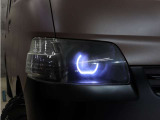スモールライトをオンにするとインナー部分のLEDイカリングライトが発光し、先進的でオシャレな印象を与えてくれます。