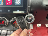 スマートエントリー&プッシュスタートが装備されております。鍵を出さずにエンジンの始動が可能です。盗難防止システムももちろん付いておりますので安心です。スペアキーもございます。